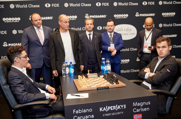 Hollywood actor Woody Harrelson, third left, with FIDE President Arkady Dvorkovich on his left, prepares to make a cumbersome first move for US challenger Fabiano Caruana, far left, against defending world chess champion Magnus Carlsen ©Getty Images  