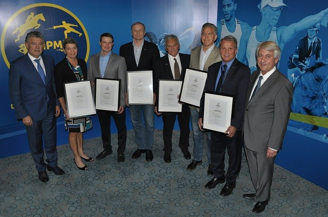 Olympians on the Executive Board were awarded with framed OLY certificates and pins ©UIPM