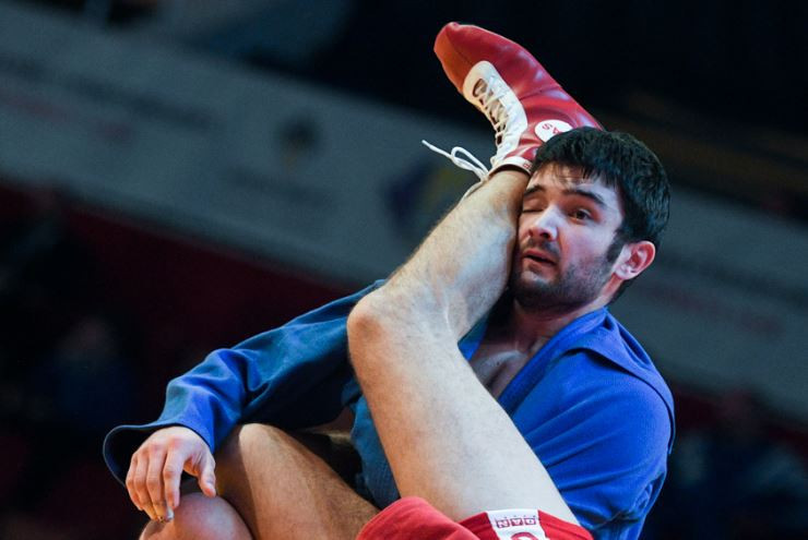 Takedowns throughout the evening often ended with sambists caught in a tangle of limbs ©FIAS