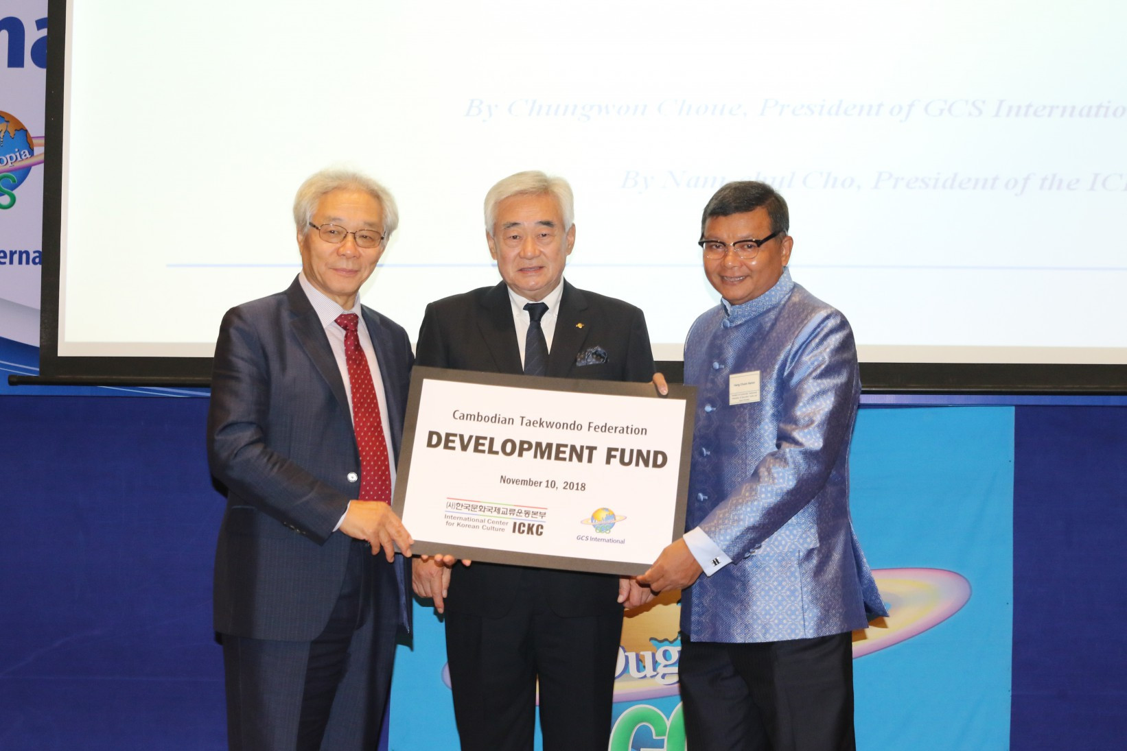 World Taekwondo President Chungwon Choue, centre, presents the taekwondo development fund to the Cambodian federation in Phnom Penh ©WT