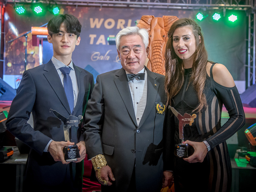 South Korea's Lee Dae-hoon and Great Britain's Bianca Walkden, pictured with World Taekwondo President Chungwon Choue, were crowned male and female athlete of the year at the 2017 World Taekwondo Gala Awards ©World Taekwondo