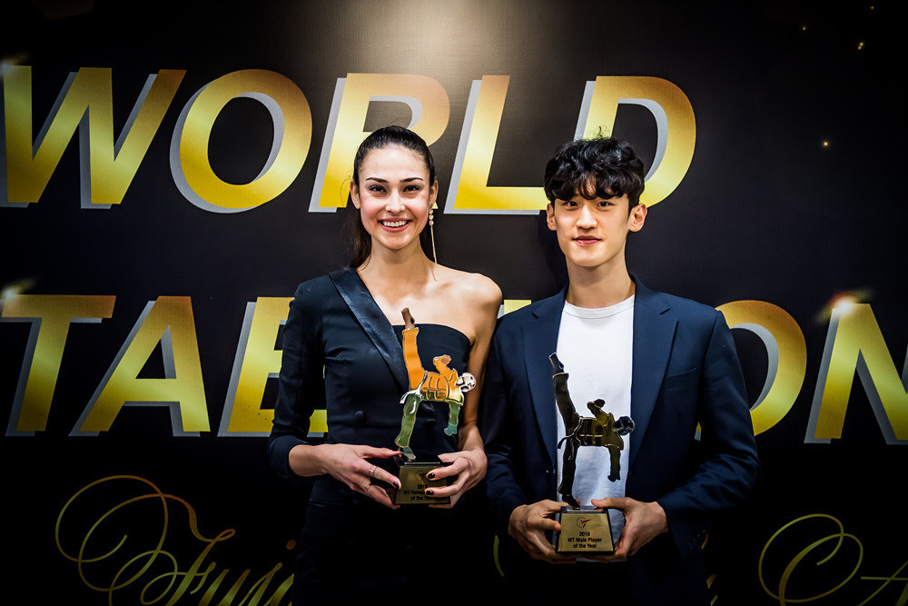 The recipients of the Player of the Year awards İrem Yaman and Dae-hoon Lee pose together at the Fujairah National Theatre ©World Taekwondo