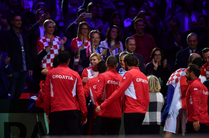 Croatia’s Davis Cup-winning players share their triumph with the President, Kolinda Grabar-Kitarović, in Lille ©Getty Images  
