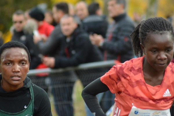 Kenya's Eva Cherono, left, and Gloria Kite, right, battled it out in the iAAF Cross Country Permit Series event in Alcobendas with Cherono, a late addition to the race, taking the victory ©IAAF