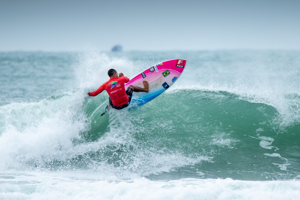 Brazil's Luiz Diniz on his way to earning the highest heat total of the event ©ISA/Pablo Jimenez