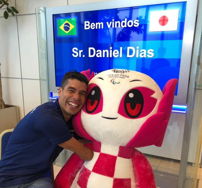 Paralympic stars Dias and Cole visit Tokyo 2020 Aquatics Centre on visit to Japanese capital