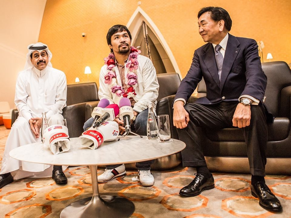 Manny Pacquiao (centre), pictured with AIBA President CK Wu (right) has expressed interest in qualifying for Rio 2016 ©AIBA