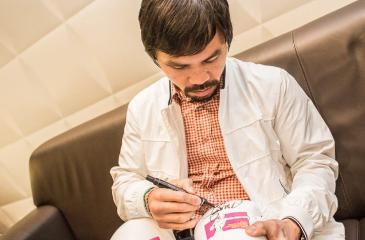 Pacquiao signs a pair of AIBA World Championship boxing gloves ©AIBA/Facebook 