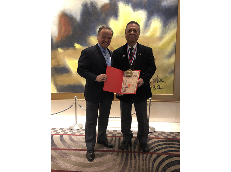 Rafael Santonja, left, presented Fujiwara Tatsuya, President of the Japanese Fitness and Bodybuilding Federation, with the IFBB Gold Medal during the ANOC General Assembly in Tokyo ©IFBB