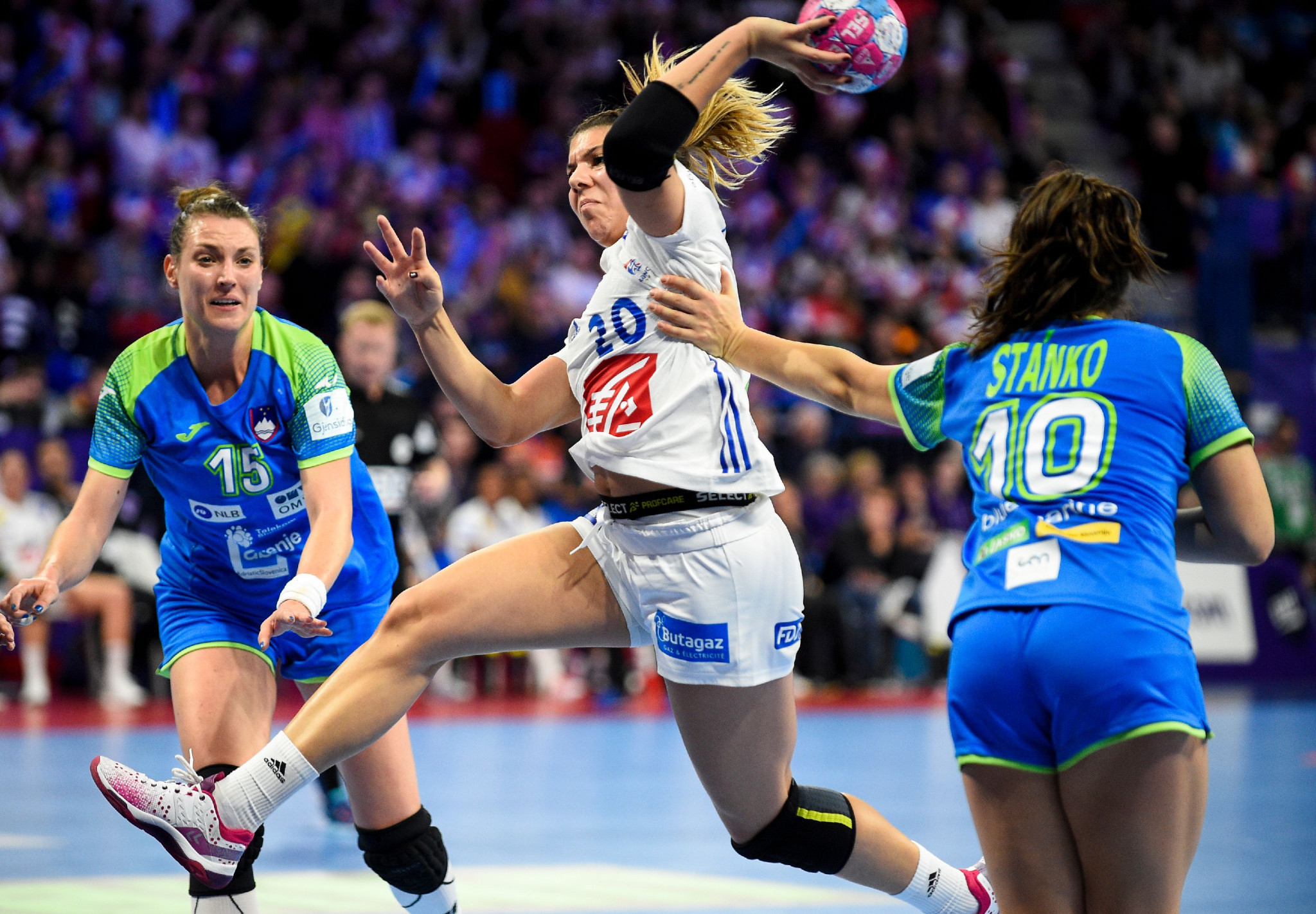 Hosts France get first win of European Women's Handball Championships after disappointing start