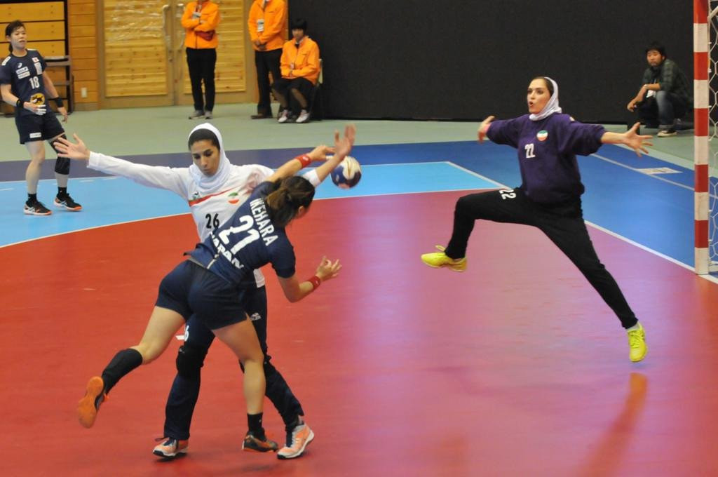 Hosts Japan moved through the preliminary qualifying stages of the Asian Women's Handball Championships with a perfect record today to set-up a semi-final meeting with China ©AHF 