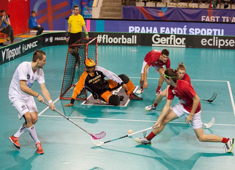 Denmark, in red, beat Estonia 3-2 to reach the quarter-finals of the IFF Men's World Floorball Championships in Prague ©IFF