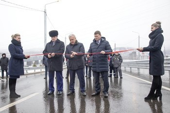 Krasnoyarsk's territory governor Alexander Uss, mayor Sergey Eremin, and general director of Sibiryak construction company Vladimir Yegorov attended the opening of a highway to be used at the 2019 Winter Universiade ©Press Service of the Government of the Krasnoyarsk Territory