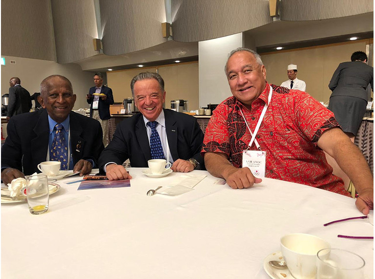 Rafael Santonja, centre, met with officials from Oceania ©IFBB 