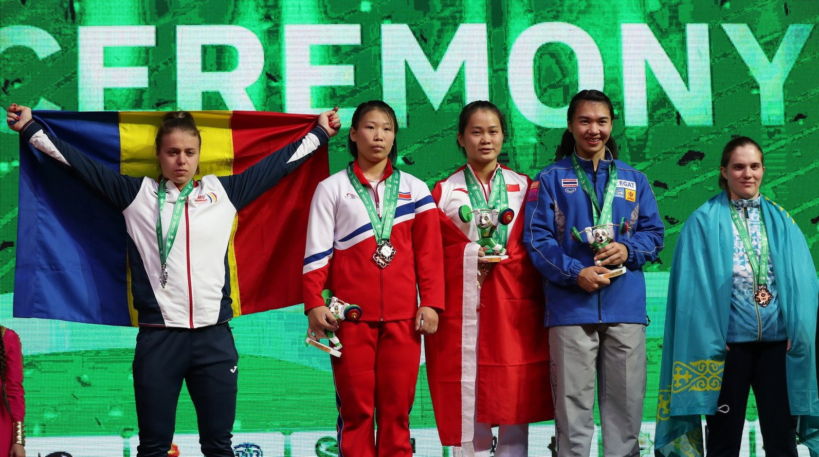 Deng Wei, centre, was part of a dominant Chinese team which competed at the IWF World Championships in Ashgabat ©IWF