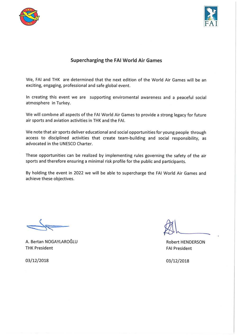 FAI President Robert Henderson and THK President A. Bertan Nogaylaroğlu signed a joint statement pushing back the FAI World Air Games in Turkey to September 2022 ©FAI
