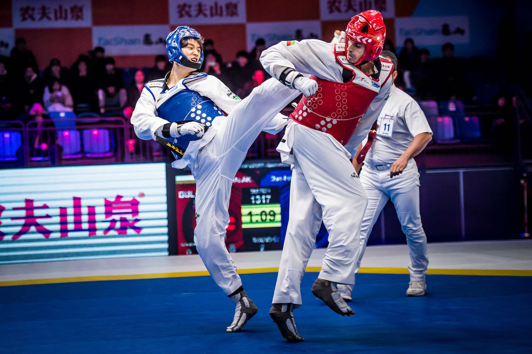 South Korea's Lee Dae-hoon, left, was among the winners on quarter-finals day ©World Taekwondo