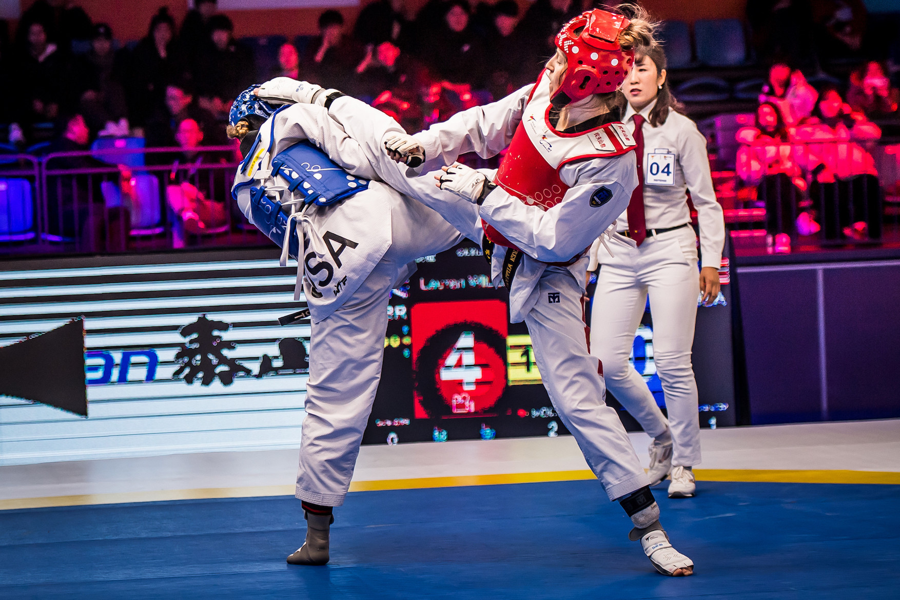 Lauren Williams, right, beat United States fighter Paige McPherson ©World Taekwondo