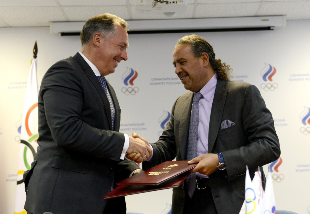 ROC President Stanislav Pozdnyakov and OCA and Olympic Solidarity counterpart Sheikh Ahmad Al-Fahad Al-Sabah shake hands on the agreement that will see joint programmes conducted to boost anti-doping efforts ©ROC