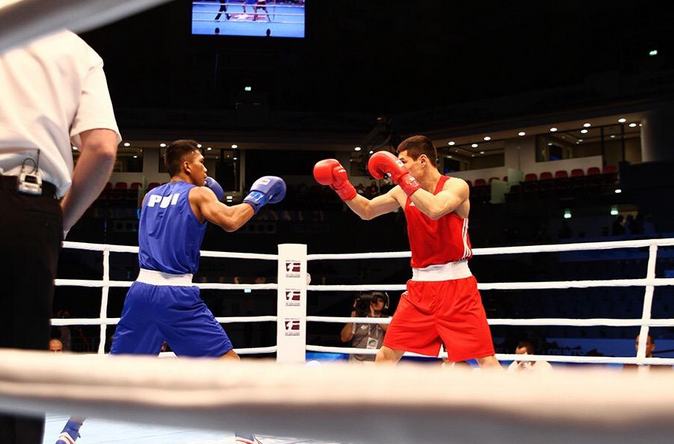 The Philippines' Eumir Marcial (blue) lost out to number one seeded welterweight Daniyar Yeleussinov (red) of Kazakhstan ©AIBA Doha 2015/Twitter