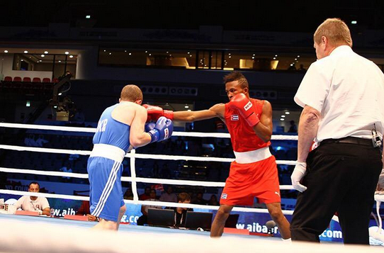 Cuba's Lazaro Alvarez (red), the number one seeded lightweight, was too strong for Ukraine's Tymur Beliak (blue) ©AIBA Doha 2015/Twitter 