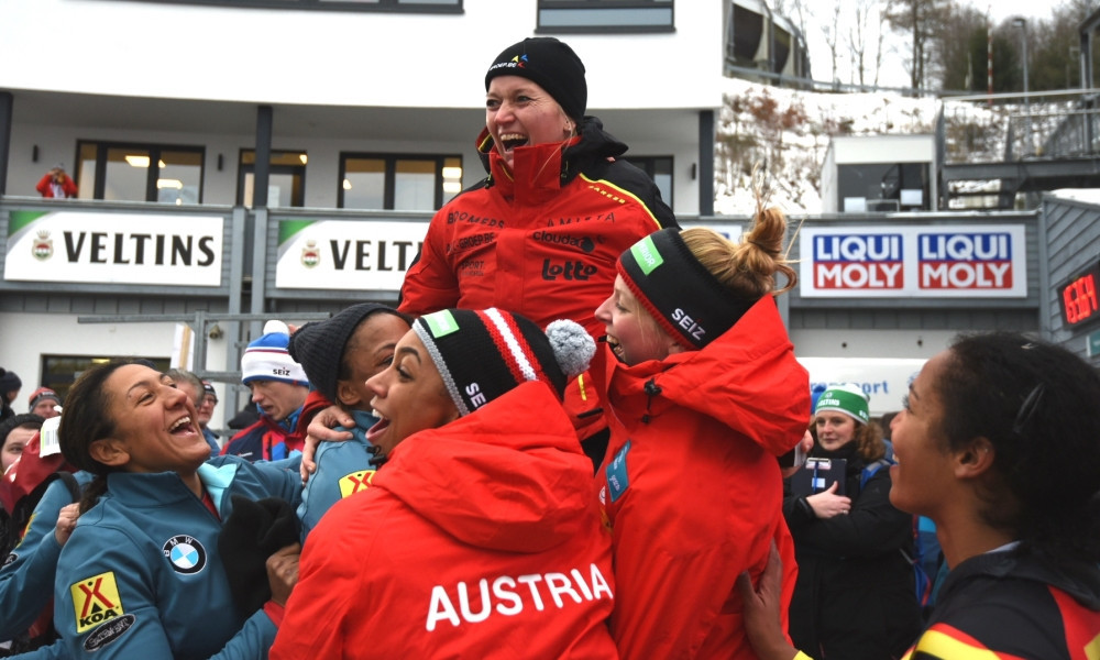 Belgium's Elfje Willemsen, making her last World Cup appearance, received a warm welcome at the finishing line from fellow competitors and spectators ©IBSF
