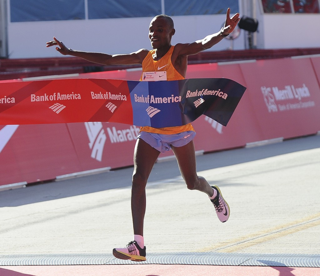 Dickson Chumba crosses the line to win the Chicago Marathon ©Getty Images 