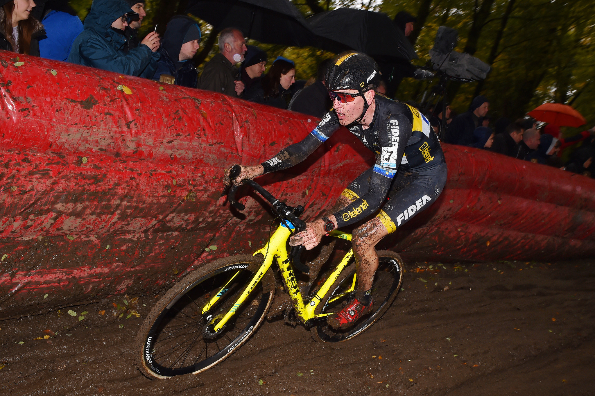 Van der Poel looking to continue imperious form as UCI Cyclo-Cross World Cup heads to Namur