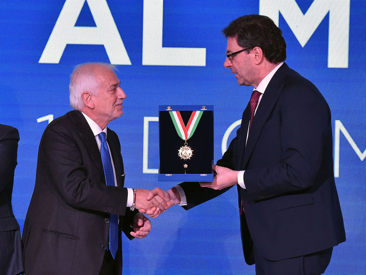 EOC secretary general Raffaele Pagnozzi receives the highest award in Italian sport, the Collari d'Oro, in Rome ©CONI
