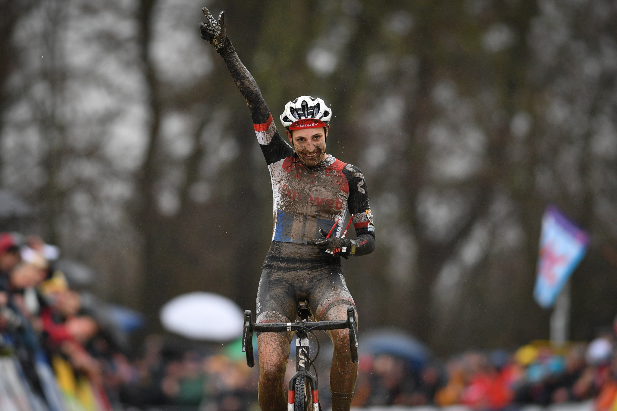 Lucinda Brand of The Netherlands celebrates winning the women's UCI Cyclo-Cross World Cup race in Numar ©Getty Images