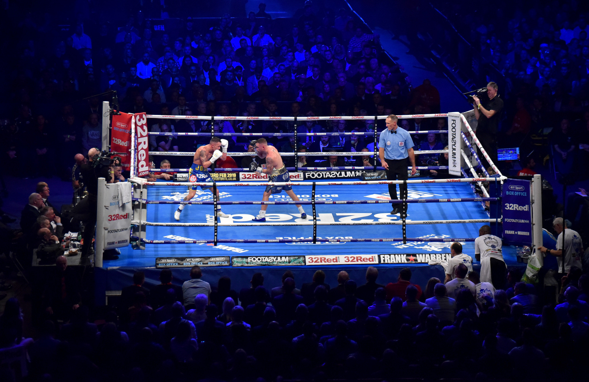 Josh Warrington successfully defended his IBF featherweight title against Carl Frampton on a brilliant night for boxing at the Manchester Arena which kept the crowd enthralled throughout ©Getty Images