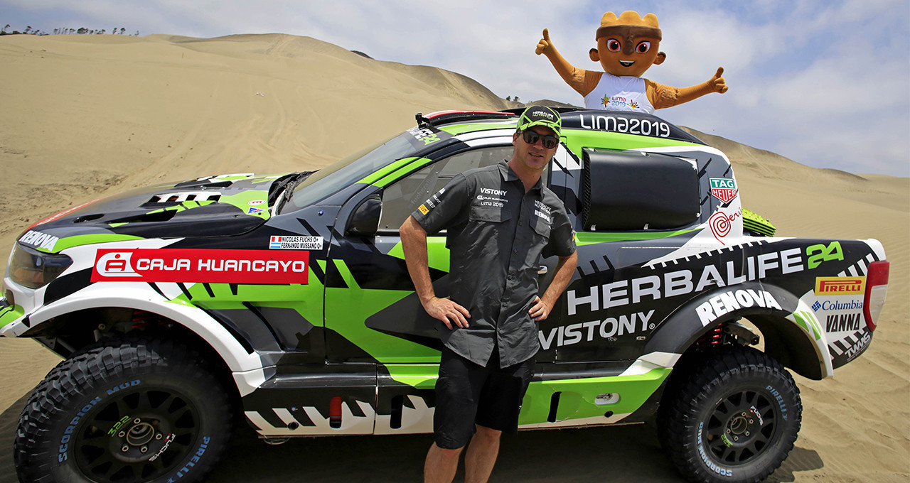 Lima 2019 mascot visits Games ambassador at Dakar Rally