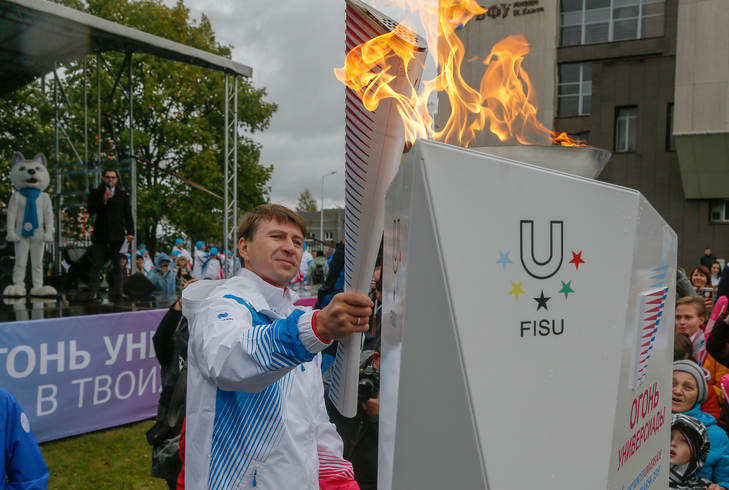 Alexey Yagudin carried the Universiade flame through Kaliningrad ©Krasnoyarsk 2019