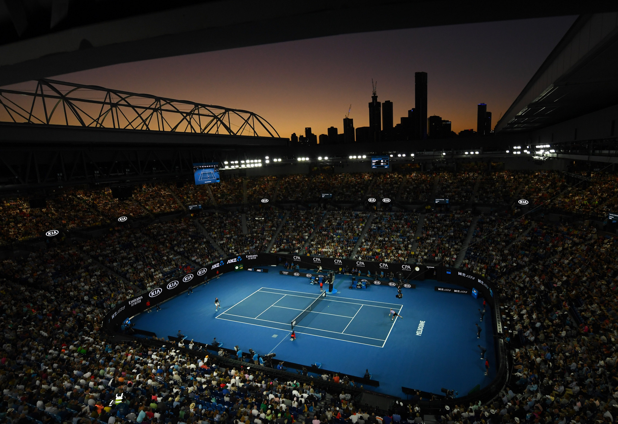 The crowd stayed late again as competition continued in Melbourne ©Getty Images