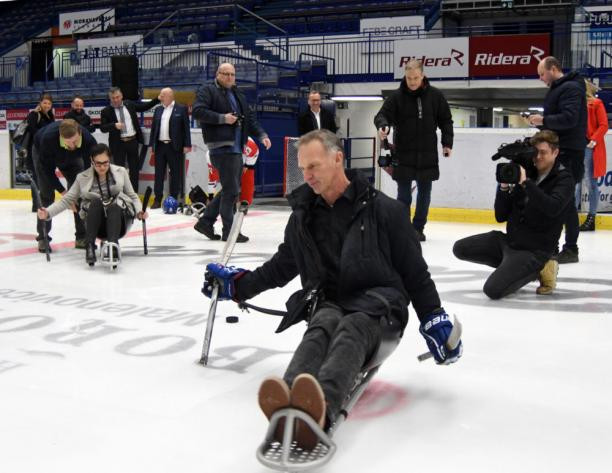 Former NHL player Dominik Hasek has tried his hand at Para ice hockey at a launch event for the 2019 World Para Ice Hockey Championships ©Ostrava 2019