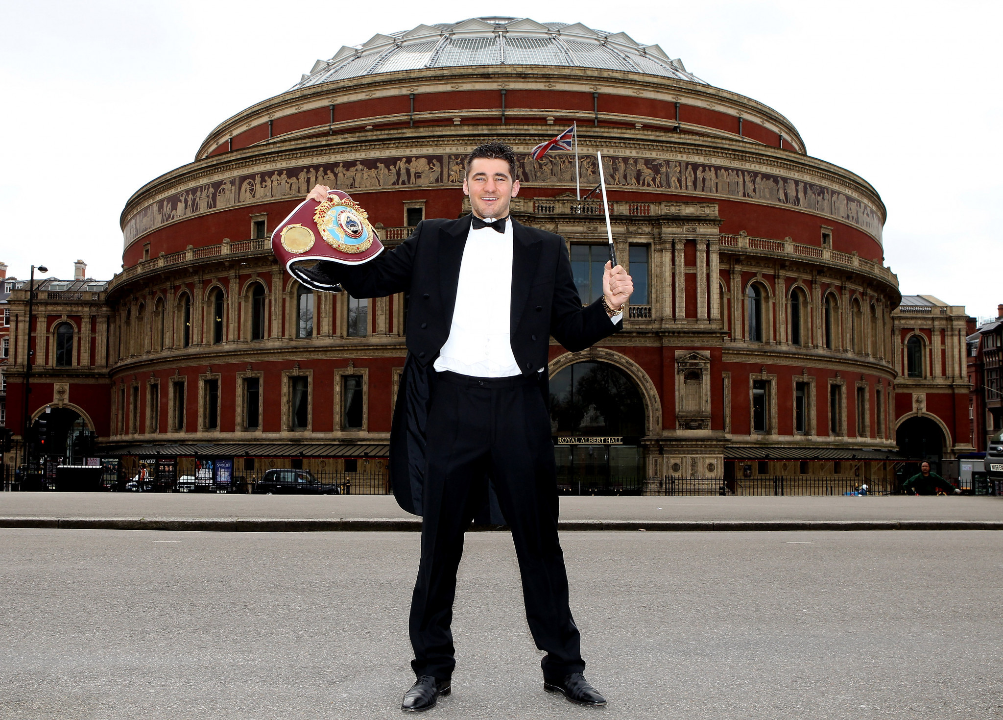 Boxer Nathan Cleverly makes a nod to the Royal Albert Hall's musical tradition outside the venue ©Getty Images