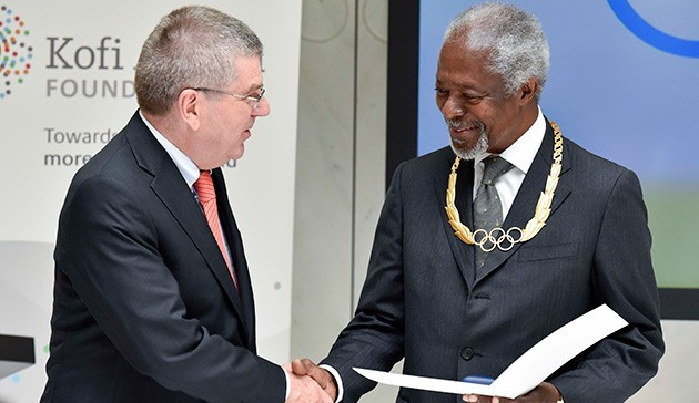 IOC President Thomas Bach presented the Olympic Order to former UN Secretary General Kofi Annan in Lausanne ©IOC/Christophe Moratal