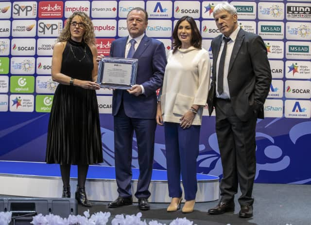IJF President Marius Vizer, centre left, was given a certificate of appreciation by the World Jewish Congress for his work helping Israel compete under their own flag in the United Arab Emirates ©IJF