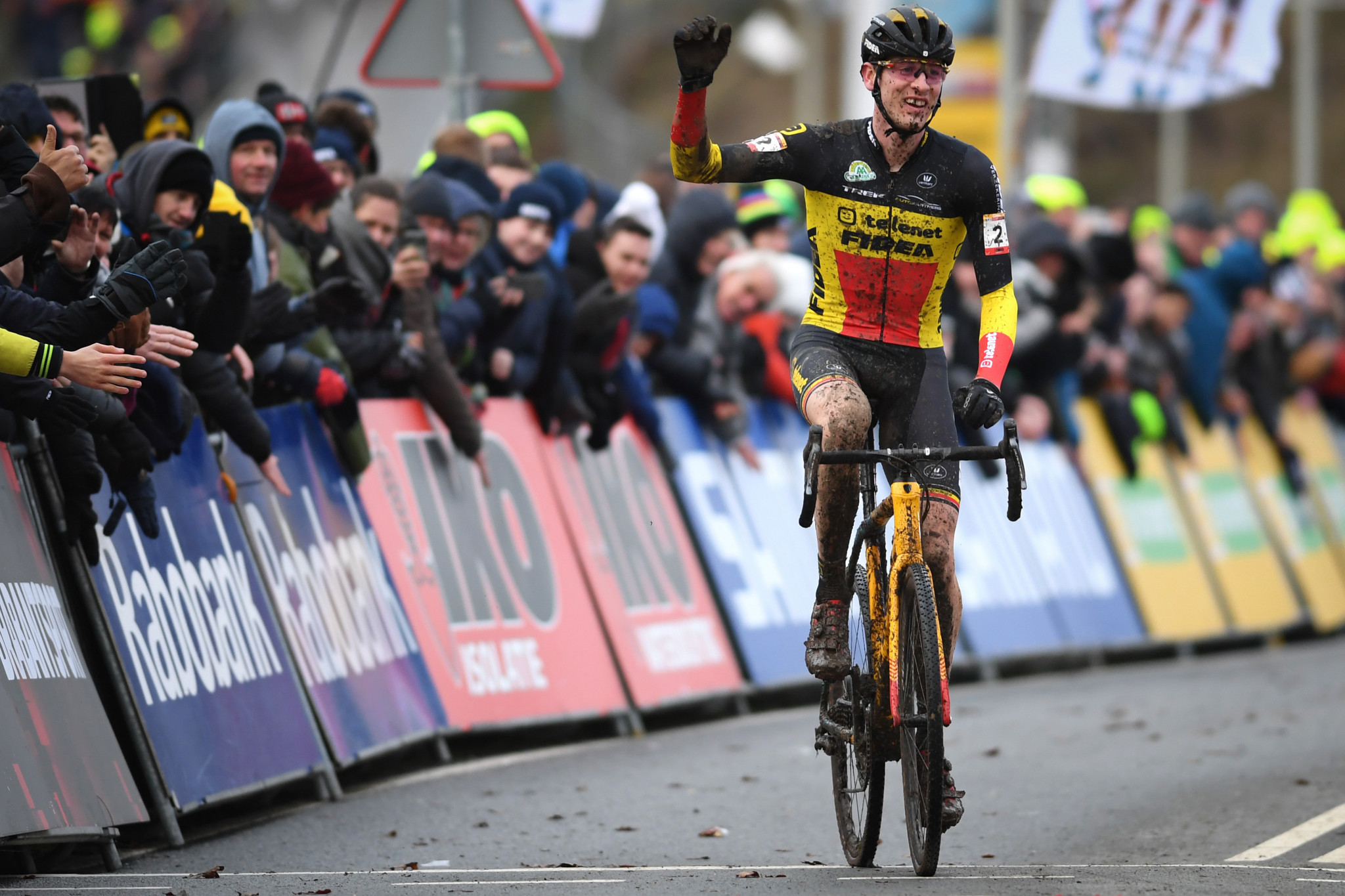 Aerts seals overall Cyclo-Cross World Cup victory with second place finish in Hoogerheide