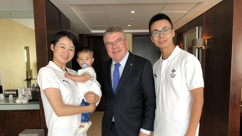IOC President Thomas Bach visited Wu Jingyu at home, where he gave her baby the English name ©IOC