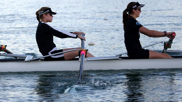 Kirsten Van Fossen (left) rowing for Cambridge ©FISA/Chris Down
