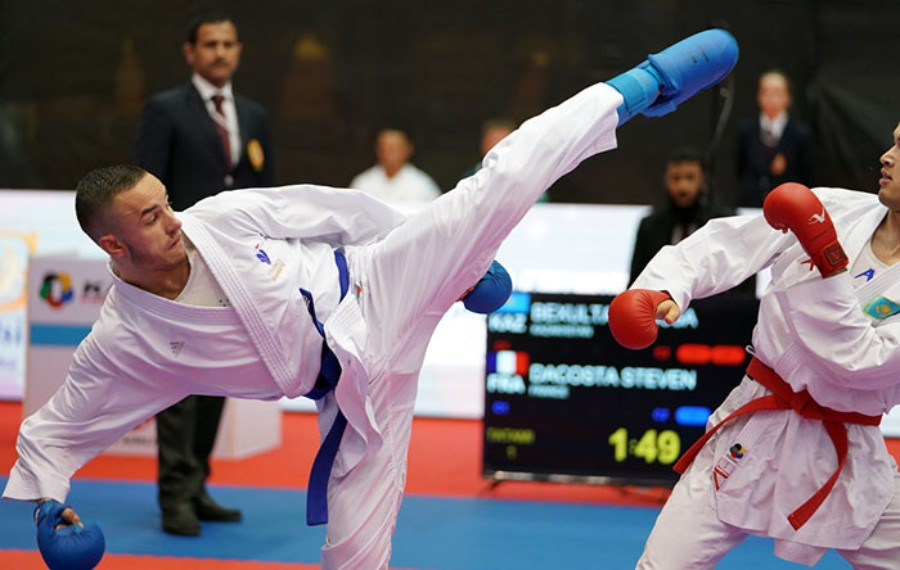 France's Steven Dacosta continued his impressive form in Dubai ©World Karate Federation