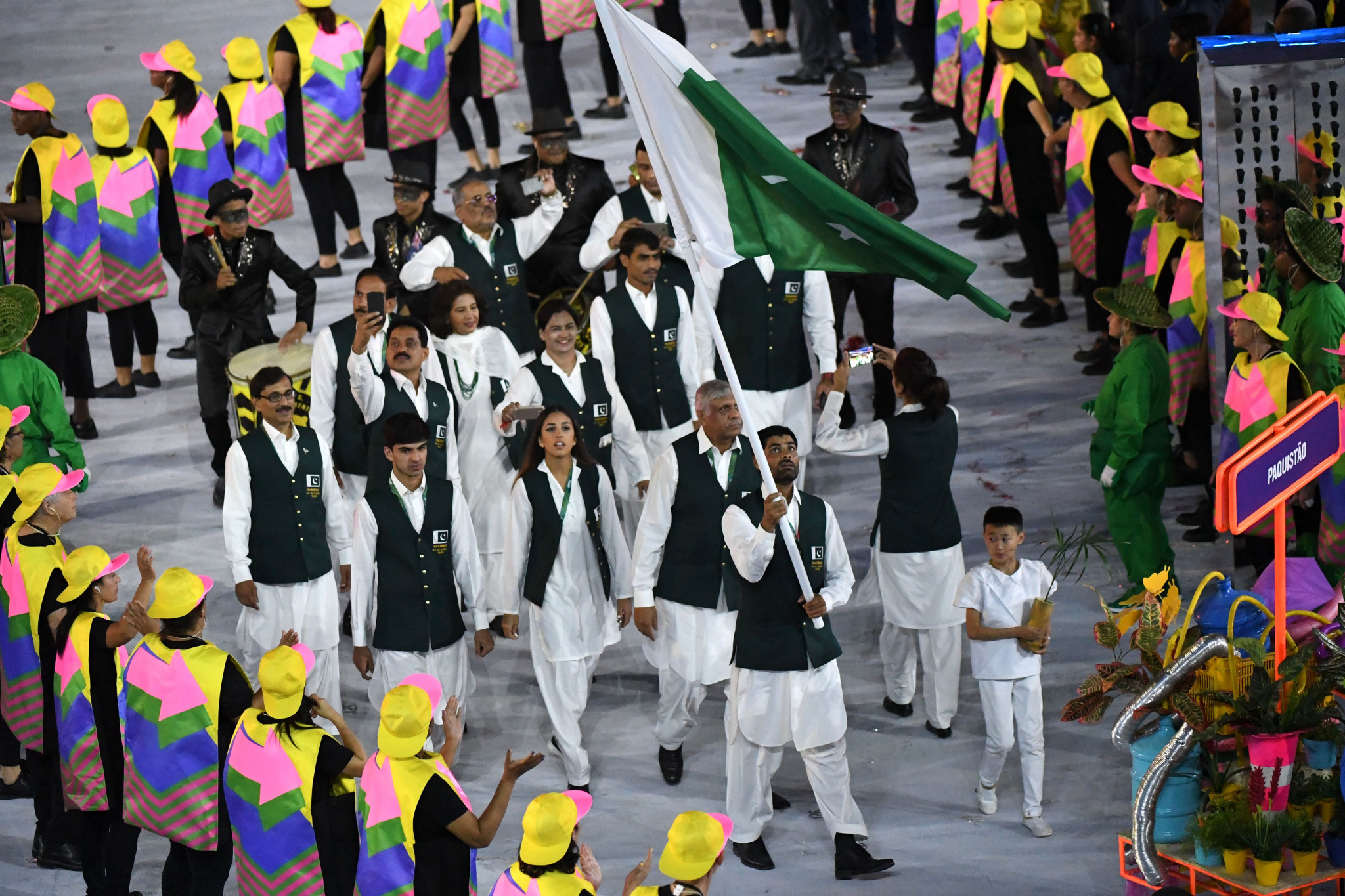 Ghulam Mustafa Bashir was Pakistan's flagbearer for the Opening Ceremony of the Rio 2016 Olympic Games ©Getty Images