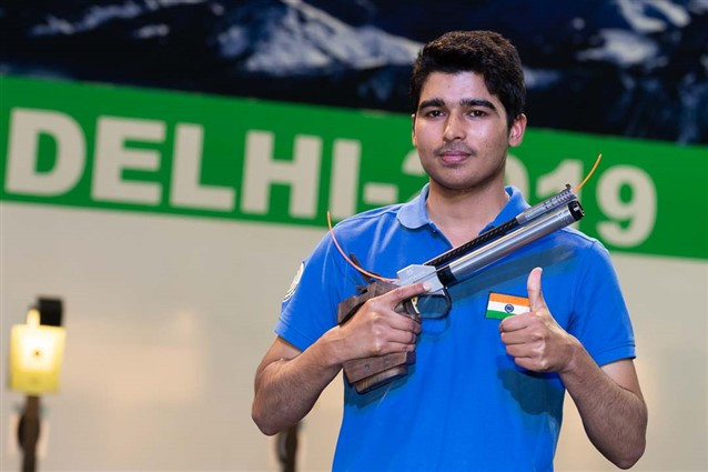 Chaudhary Saurabh set a new world record in the men's 10m air pistol contest ©ISSF