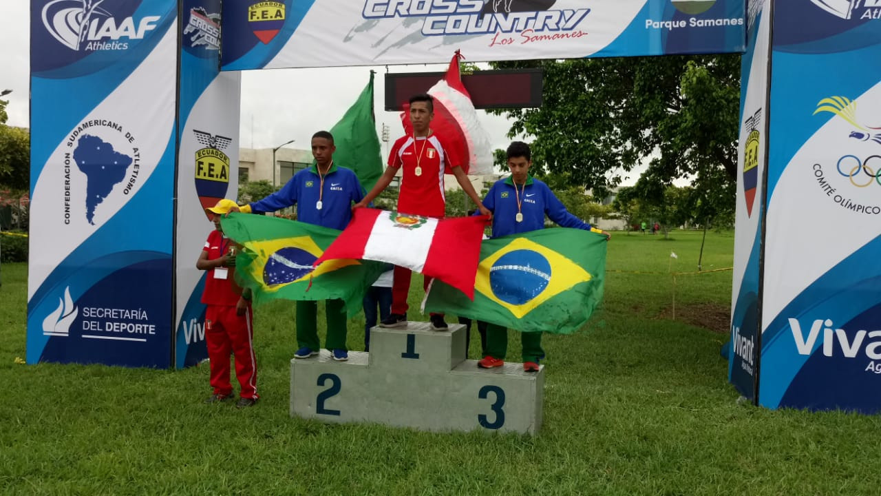 Peru's José Luis Rojas, centre, celebrates his victory in the senior men's race over Brazil's Jhonatas Cruz, left, and Gilberto Lopes, right, at the South American Cross Country Championships ©CONSUDATLE