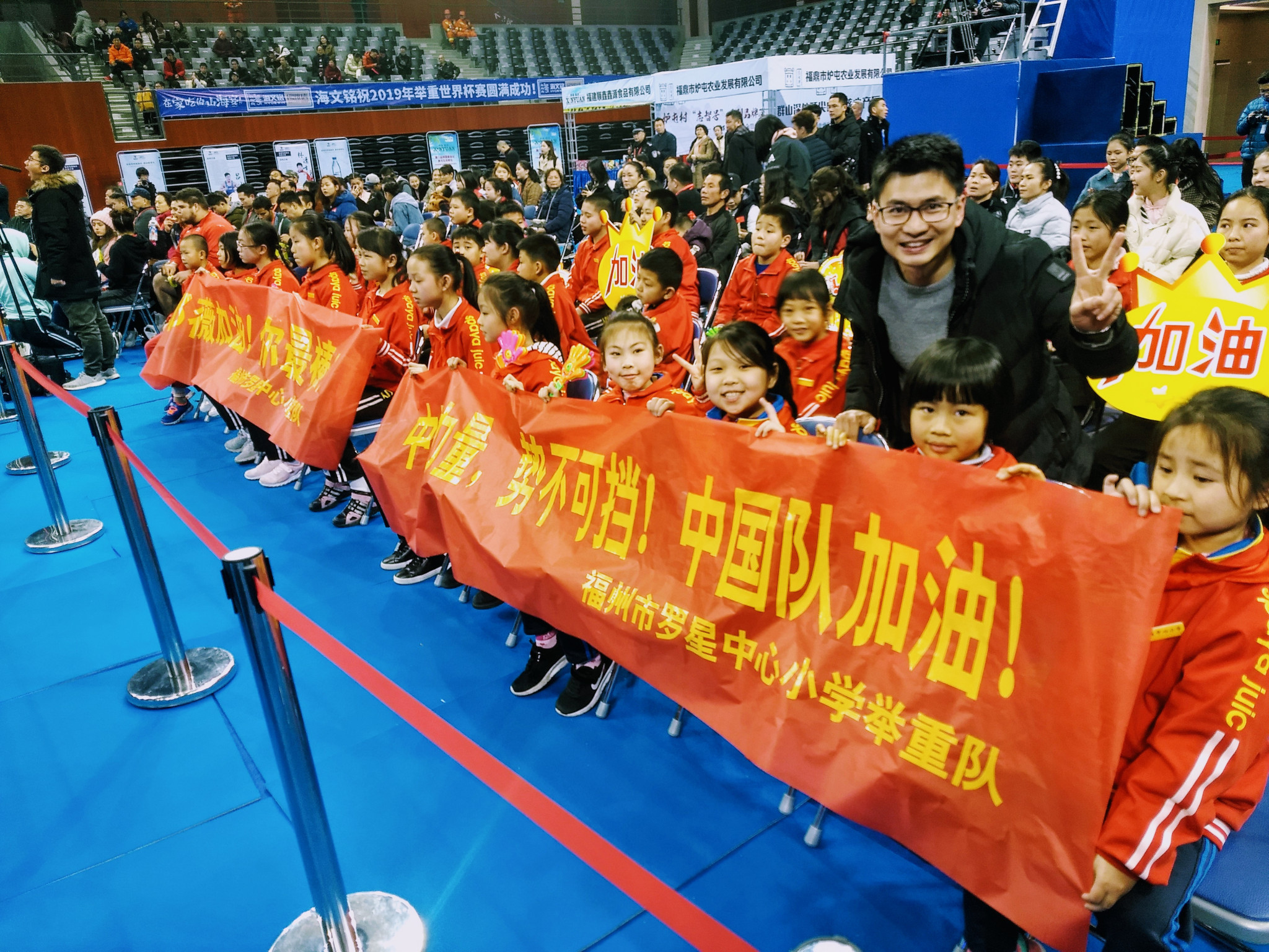 Young supporters of  Deng Wei were in the Mawei Stadium in Fuzhou to watch win the gold medal in the 64kg in the IWF World Cup with a record-breaking performance ©ITG