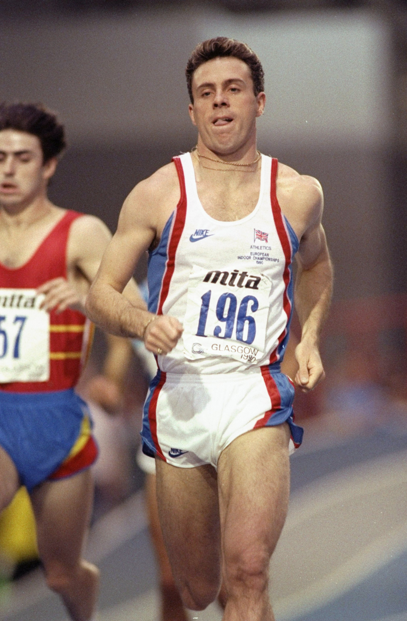Scotland's Tom McKean becomes a local hero as he wins the gold medal in the 800m at the 1990 European Athletics Indoor Championships in Glasgow's Kelvin Hall arena ©Getty Images 
