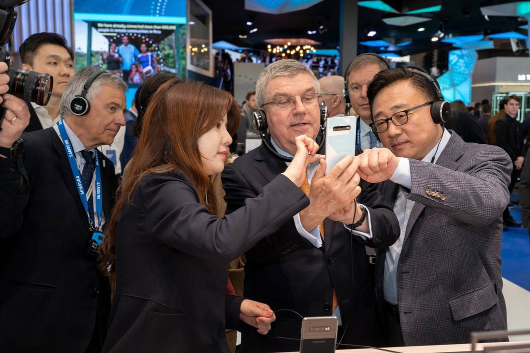 Thomas Bach was shown the latest mobile technologies created by IOC partners including Samsung ©IOC