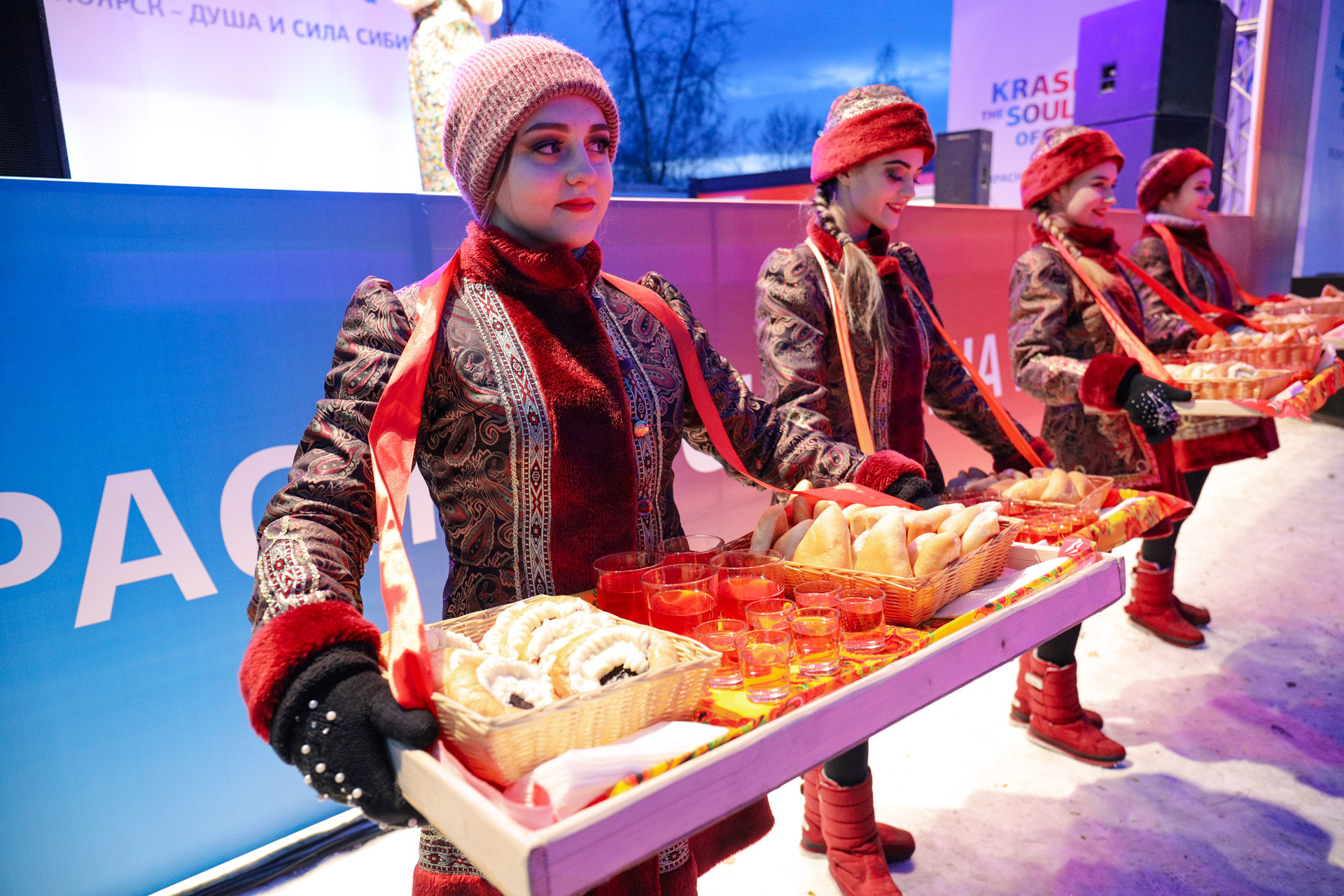 Sculptors were given pasties at the opening event of the ice festival and contest ©Krasnoyarsk 2019