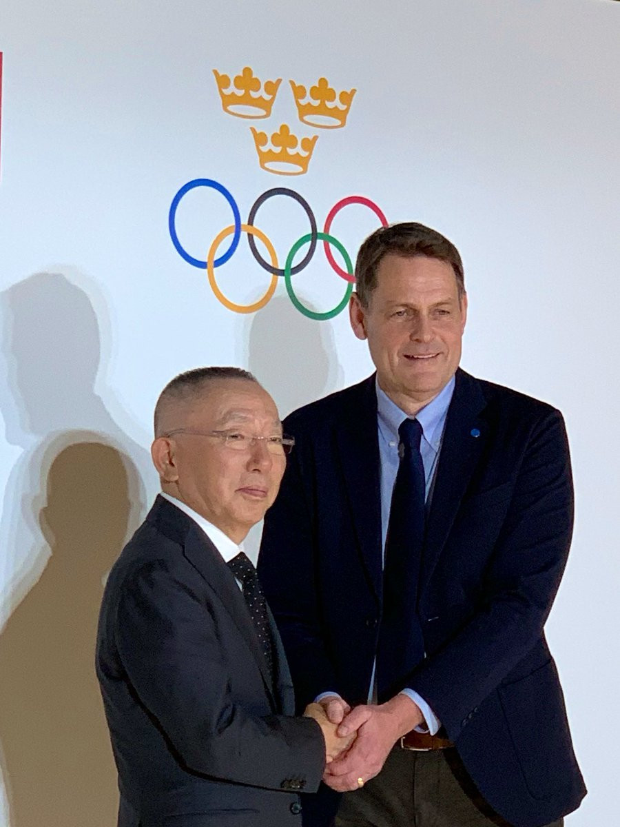 Uniqlo President Tadashi Yanai, left, signed the deal in Stockholm for the Japanese company to supply uniforms to the Swedish Olympic Committee with its chief executive Peter Reinebo ©Twitter